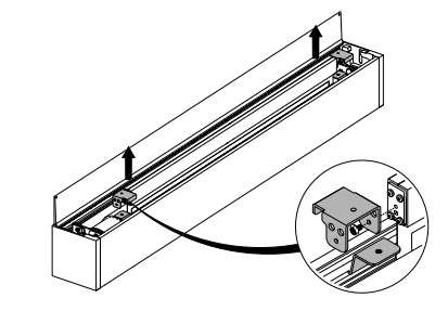 Two arrows indicating lifting points on a Solo 3 cassette, with inset showing internal mounting bracket detail.